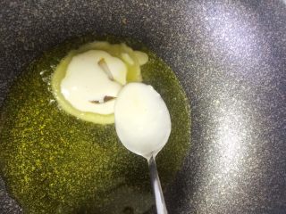 5、四川腊肉煎饼,用少许面糊盖住腊肉。