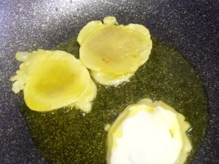 6、四川腊肉煎饼,待饼定型开中小火。