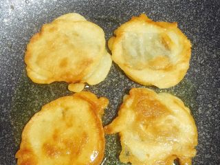 7、四川腊肉煎饼,煎至两面金黄即可出锅。