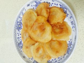 8、四川腊肉煎饼,装盘。