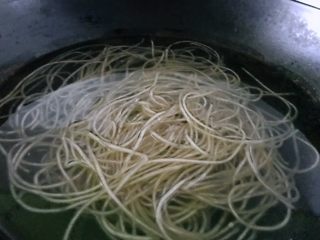 1、私房酸辣粉,粉条提前用温水泡一个小时,确实忘泡了或者时间紧,用开水泡或者煮一下再泡都是可以的。