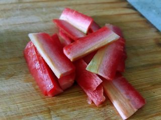 2、私房酸辣粉,胡萝卜切小。