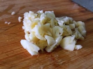 4、私房酸辣粉,大蒜切末。