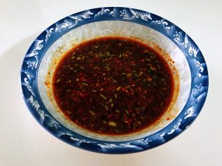 6、私房酸辣粉,调出配料汤,盐,生抽,醋,橄榄油,妈妈牌辣椒油,鸡精,少许葱花和香菜梗,放入大骨汤或面汤,确实都没有,就用开水,味调出来了,吃起来一样的美味,当然如果是大骨汤会更美味的。醋的多少可多可少,看个人口味。