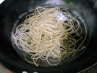 9、私房酸辣粉,锅中加水烧开,放入粉条。