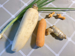 1、糖醋藕丁,准备材料