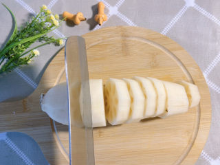 2、糖醋藕丁,莲藕先切成厚片