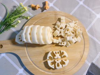 3、糖醋藕丁,再三刀切成六小块