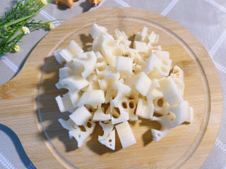 4、糖醋藕丁,藕丁切好了