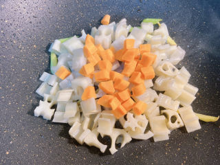 12、糖醋藕丁,加入胡萝卜翻炒，炒至莲藕掺透明，基本就快熟了