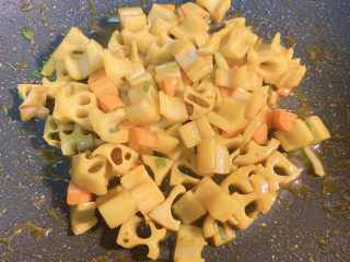 15、糖醋藕丁,汁收成这样就好了，不要太干，有一点点汁更好吃。