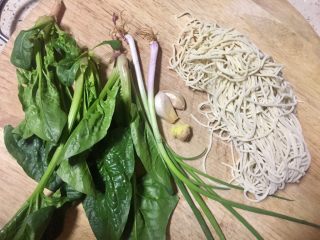 1、#重庆地方特色#重庆麻辣炸酱面,准备所需食材