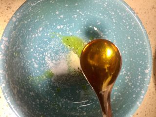 4、#重庆地方特色#重庆麻辣炸酱面,加入芝麻油