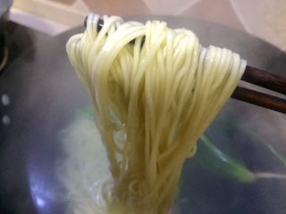 15、#重庆地方特色#重庆麻辣炸酱面,水开后面条浮上水面，变透明色面丝中间无白蕊，即可挑起