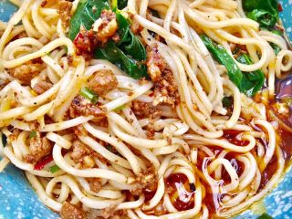 18、#重庆地方特色#重庆麻辣炸酱面,重庆人爱吃麻辣，和味道吃得多元化是远近闻名的，敢来挑战下重庆味的炸酱面吗？