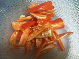 1、#年夜饭#炒豆皮,大红辣椒破开切条备用