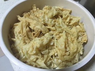 2、#年夜饭#炒豆皮,泡发好的豆皮切成块
