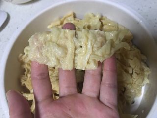 3、#年夜饭#炒豆皮,切成这样就可以了