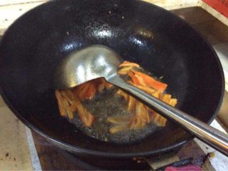 4、#年夜饭#炒豆皮,锅内加入油。先热油。热油后加入适量盐。加入切好的红辣椒。