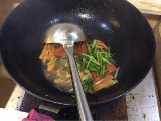 5、#年夜饭#炒豆皮,红辣椒微微烧熟后，加入小葱段。