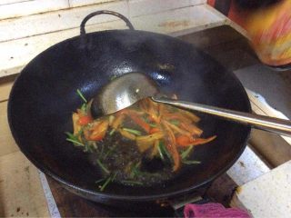 6、#年夜饭#炒豆皮,葱段入锅不需要太久，就能翻炒出香味。这时候加一点生抽。一点点就好。