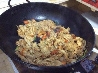 8、#年夜饭#炒豆皮,出锅前，尝一尝味道。根据情况补加盐或者味精即可出锅。