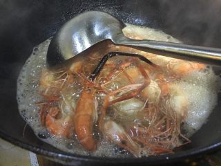 4、盐焗大虾 湘菜,把煮过的虾入热油。小火过油。炸一炸。