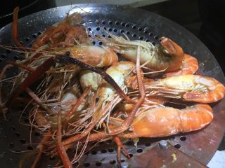 5、盐焗大虾 湘菜,看到虾皮炸酥后。可以出锅了