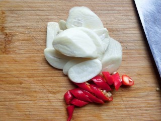 3、皮蛋苋菜,大蒜切片，小米椒切圈。