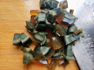 4、皮蛋苋菜,皮蛋切小块。