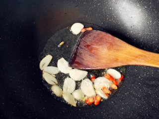 5、皮蛋苋菜,锅内放油，放大蒜，小米椒爆香。