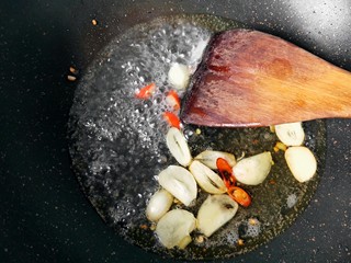 6、皮蛋苋菜,放小半碗清水，烧开。