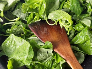 8、皮蛋苋菜,倒入苋菜翻炒。