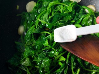 9、皮蛋苋菜,放盐。