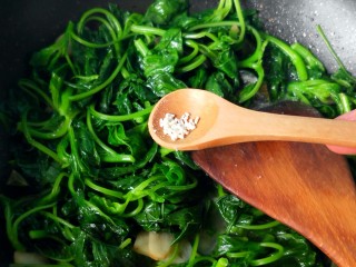 10、皮蛋苋菜,放胡椒粉，鸡精。