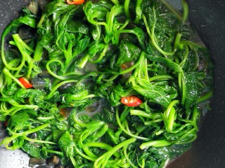 11、皮蛋苋菜,翻炒均匀即可出锅啦！