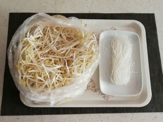 1、豆芽炒粉丝,绿豆芽和粉丝。