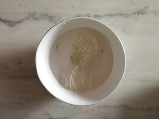 2、豆芽炒粉丝,粉丝用清水浸泡。