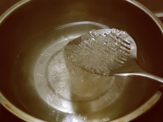 3、豆芽炒粉丝,放入开水中煮熟捞出。