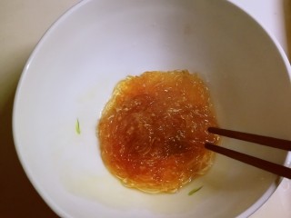 4、豆芽炒粉丝,粉丝捞到碗里，放入1汤匙生抽和芝麻油拌匀入味。