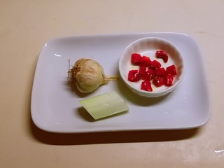 5、豆芽炒粉丝,辅料准备好。