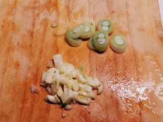 6、豆芽炒粉丝,葱切片，蒜切碎。