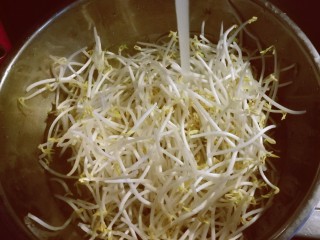 7、豆芽炒粉丝,绿豆芽去根，清洗干净。