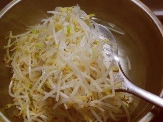 8、豆芽炒粉丝,放入开水中汆烫，快速捞出。
