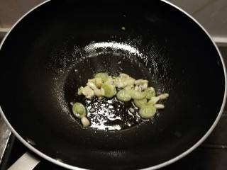 9、豆芽炒粉丝,起油锅放入食用油加热，放入葱蒜炒出香味。