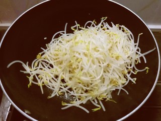 10、豆芽炒粉丝,放入豆芽菜翻炒。