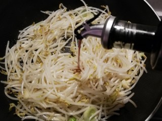 11、豆芽炒粉丝,倒入生抽和醋。