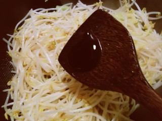12、豆芽炒粉丝,放入蚝油翻炒。