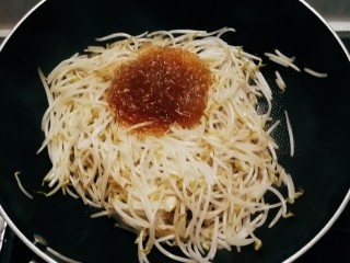 13、豆芽炒粉丝,放入拌好的粉丝。