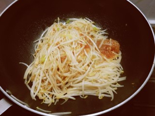 14、豆芽炒粉丝,翻炒均匀。